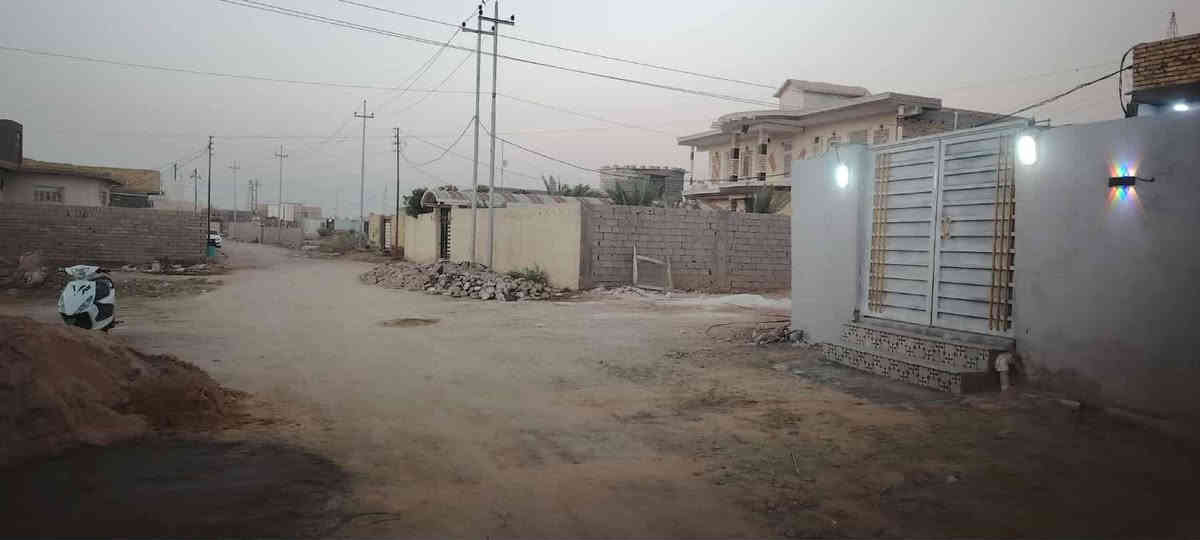 بيت الحلام فول موصفات
بيت زراعي للبيع 250 متر
العنوان الصخين شارع محطه الماي  على الجهه اليسره
يبعد عن الشارع السايدين
 80 متر بس

اتخيل كل التريده متوفر يمك
اسواق مطعم عياده صيدليه
وكل الي تريده يعني خدمات كامله من كل شي تحس نفسك بيت طابو مو زراعي 

يتكون البيت 250 متر
غرفتين نوم اكبار 5×5 
صاله مرتبه 7×6
مطبخ حار وبارد 5×6
ديوانيه بصمه 11×4
صحيات داخليه 2×4
وصحيات خارجية 2×1.50
حديقه مميزه وحلوه 1.50×7
كراج سياره 4×8
منور جبير 1.25×6
بيتونه ودرج 7× 3
البيت جديد كلش وفول موصفات ومتعوب علي
 💵 السعر 85 وبي مجال 
📌 معلومات عن البيت
1️⃣ الاساس رباط كونكريت
2️⃣ البناء بلوك شمال
3️⃣ السقف كونكريت مسلح
4️⃣ رباط ساقط على البيت كله 
5️⃣  سيراميك لوح 120 
6️⃣  سيراميك ارضي وجداري
7️⃣  كهربائيه شغل متعوب علي
8️⃣ فوانيس جداريه البيت كله

☎️ للاستفسار اكثر 👇
📨 مراسله الصفحه
📞 ***********
