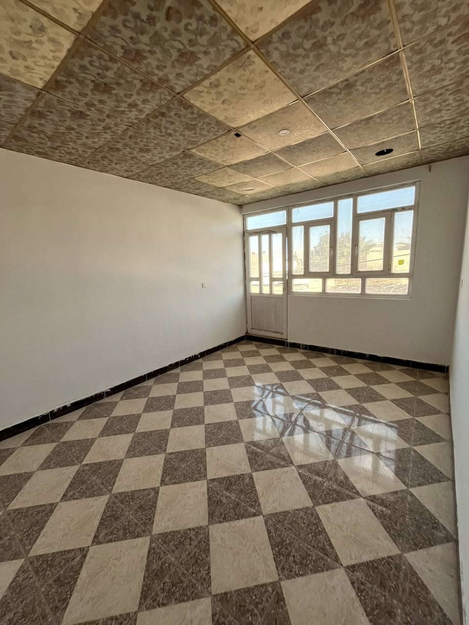 السلام عليكم بيت لبيع في حي الدوانم المعمل  قريب جداً مساحه 125متر ‏الاستفسار الاتصال  على*********** أو مراجعة مكتب السراج
