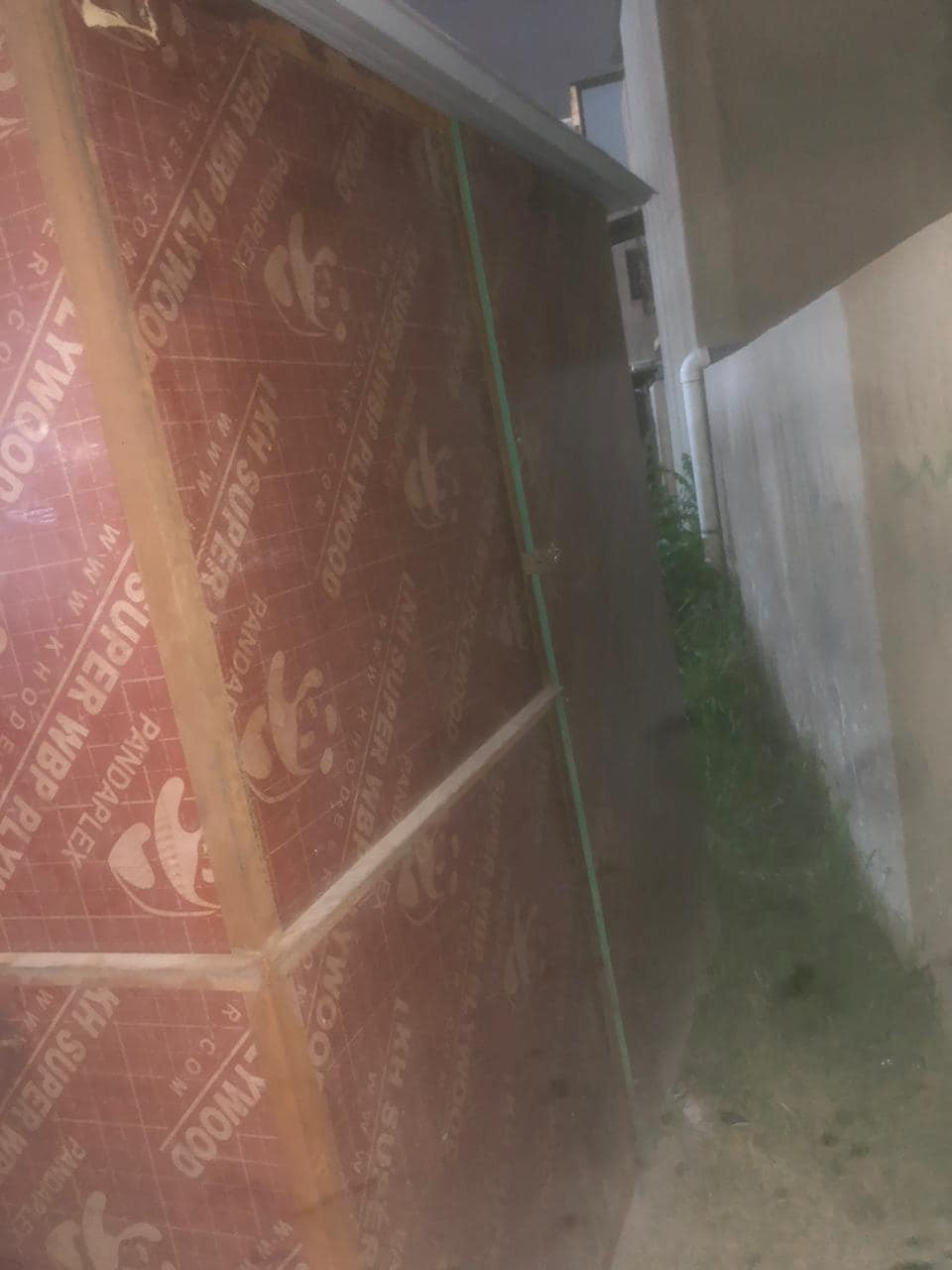 كرفان خشب للبيع الحجم مترين طول عرض  متر وخمسين السعر 250   العنوان بغداد شارع فلسطين كرفان جديد الرقم ***********
