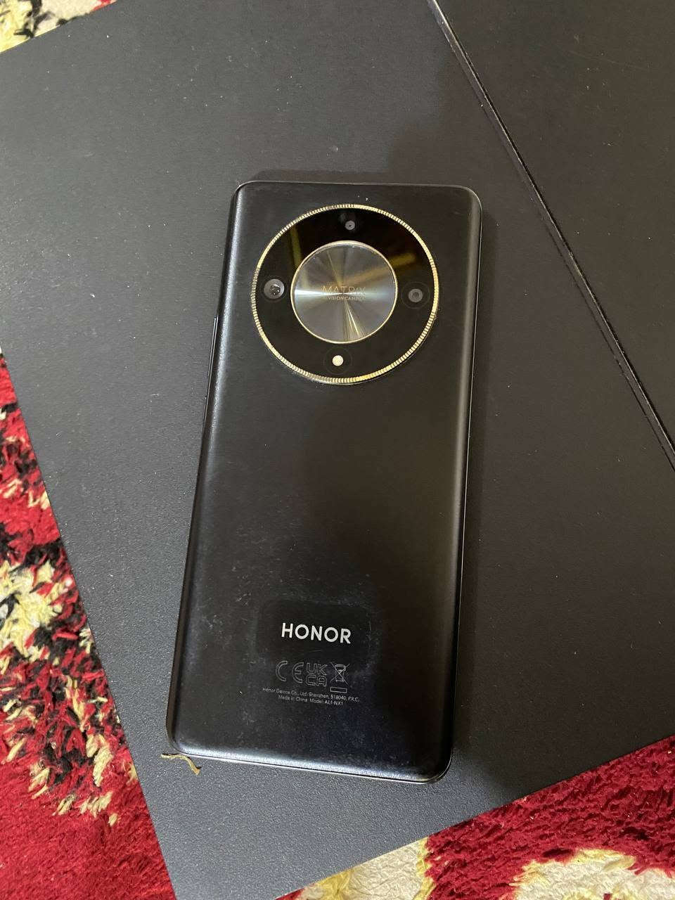 HONOR x9b
 الذاكره 256 /العشوائية12وكامره جميله 108mm
تليفون مامصلح أبداً 
ملحقاته كامله كله مابيه اي نقص وكله مال الشركه حتى الكارتونه سعره 285 وبيه مجال تواصل *********** عبره واتساب 
#بيع_وشراء_مبايلات_مستعمله_بغداد
