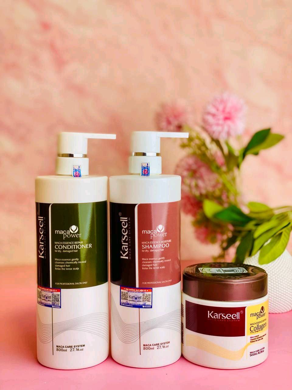 مجموعة العناية بالشعر من كارسيل الإيطالية 🇮🇹💯Karseell Maca Care System، والتي تتكون من شامبو + بلسم + ماسك الكولاجين  ، حلاً مخصصاً لإصلاح الشعر الجاف والتالف كيميائياً، وهي غنية بمكونات طبيعية مثل مستخلص الماكا وزيت الأرغان والكولاجين والأعشاب. 

الفوائد الرئيسية
✔️ تساعد المكونات الغنية، خاصة زيت الأرغان وفيتامين E، على ترطيب الشعر بعمق ومنع الجفاف.
✔️وتعمل تركيبة الكولاجين على إعادة بناء وتقوية بنية الشعر من الداخل، مما يقلل من التقصف ويحسن المرونة.
✔️ تمنح المجموعة الشعر نعومة فائقة ولمعاناً جذاباً، وتساعد في التحكم بالتطاير.
✔️ يوفر حماية من أضرار الأشعة فوق البنفسجية والحرارة الناتجة عن التصفيف والعوامل البيئية.
✔️ على الرغم من أنها مثالية للشعر الجاف والتالف، إلا أنها مناسبة لجميع أنواع الشعر، بما في ذلك الشعر المصبوغ والمعالج كيميائياً. 
✔️تحتوي المنتجات على مزيج من المكونات المختارة بعناية: 
مستخلص الماكا الذي يعزز صحة الشعر ويدعم نموه الصحي.
✔️زيت الأرغان يرطب ويغذي الشعر بعمق ويمنحه اللمعان.
✔️والبروتينات المتحللة مثل بروتين القمح والكيراتين، تعمل على تقوية ألياف الشعر وإصلاحها.
✔️هذه المجموعة خالية من الكبريتات والبارابين والفوسفات.
#الاصلي المنشأ إيطالي 🇮🇹💯
سعر البكج الثلاثي الكامل 45مع التوصيل لكافه المحافظات 