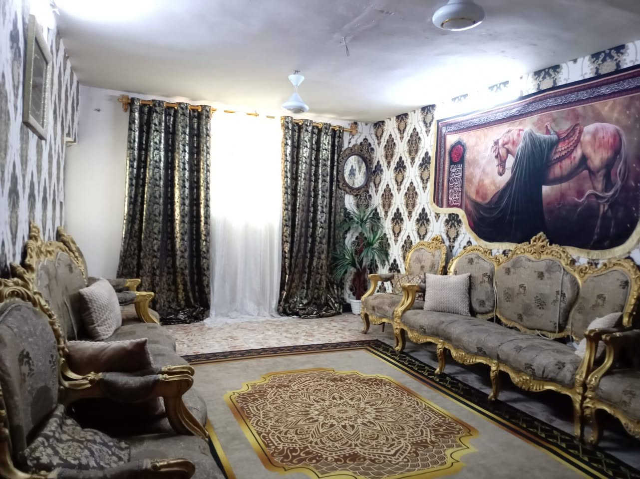 السلام عليكم دار ركن للبيع موقع مميز مساحته 74 واقع حال 80 واجهه 8 نزال 10 بغداد الجديدة شارع المسبح قرب جامع ذات النطاقين  الدار مدخلين يحتوي على غرفه استقبال وغرفه جلوس وصاله ومطبخ وخدمات و مخزن الطابق الثاني يحتوي على غرفتين نوم وصاله كبيره وبلكونه الطابق الثالث صاله كبيره وسطح للاستفسار على الرقم ***********
