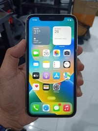 آيفون XR • بطارية ٧٧٪ • ضهر مكسور