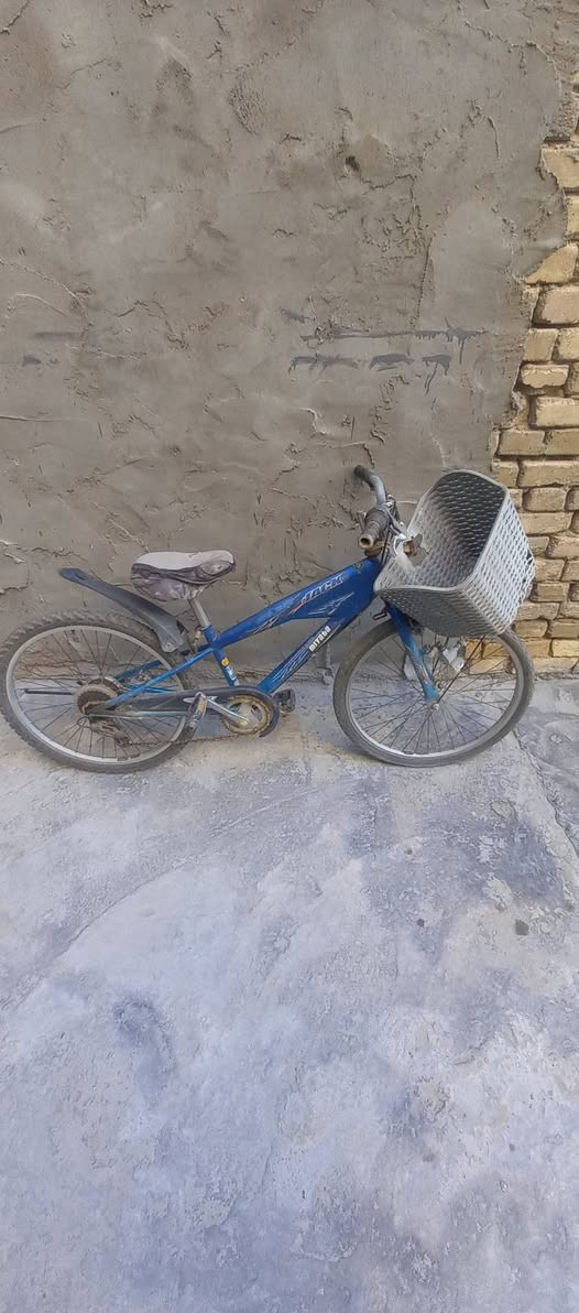 بايسكل للبيع  ياباني أصلي حجم 26 للبيع 🚲
​الماركة: Miyata ياباني (شاصي حديد بلاد، متانة يابانية معروفة وخالي من أي فطور).
​الحجم: 26 (الحجم المثالي، مرغوب ومريح جداً بالركوب للشباب والكبار).
​المواصفات: شاصي قوي يتحمل أوزان، شكل رياضي مميز، وأساس نظيف جداً للإستخدام اليومي.
​الحالة الحالية: البايسكل متروك لفترة، يحتاج فقط إدامة اعتيادية (نفخ تايرات ومثل ما موضح السلة الأمامية مكسورة ).
​العنوان: [بغداد الحبيبية]


**إذا كنت صاحب هذا الإعلان وتريد حذفه لأي سبب، رجاءا أرسل رسالة إلى الدعم الفني**