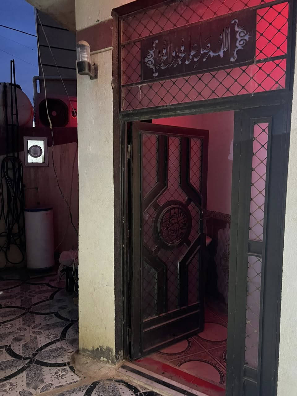 دار للبيع 200م بل بستان كاع ابوكمال 
4غرف نوم البيت بيه ملاحظات بسيطه 
***********
