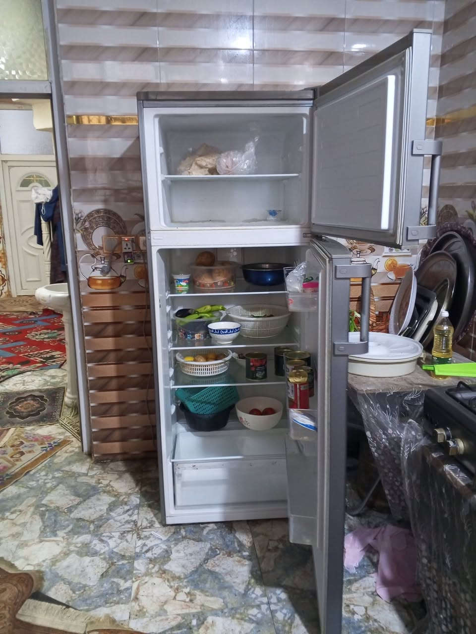 متاح ثلاجه حجم كبير نضيفه جدا مال بيت السعر 275 العنوان ديالى بعقوبة التحرير شارع الحولي  اي ستفسار اتصل عل هذا الرقم ***********
