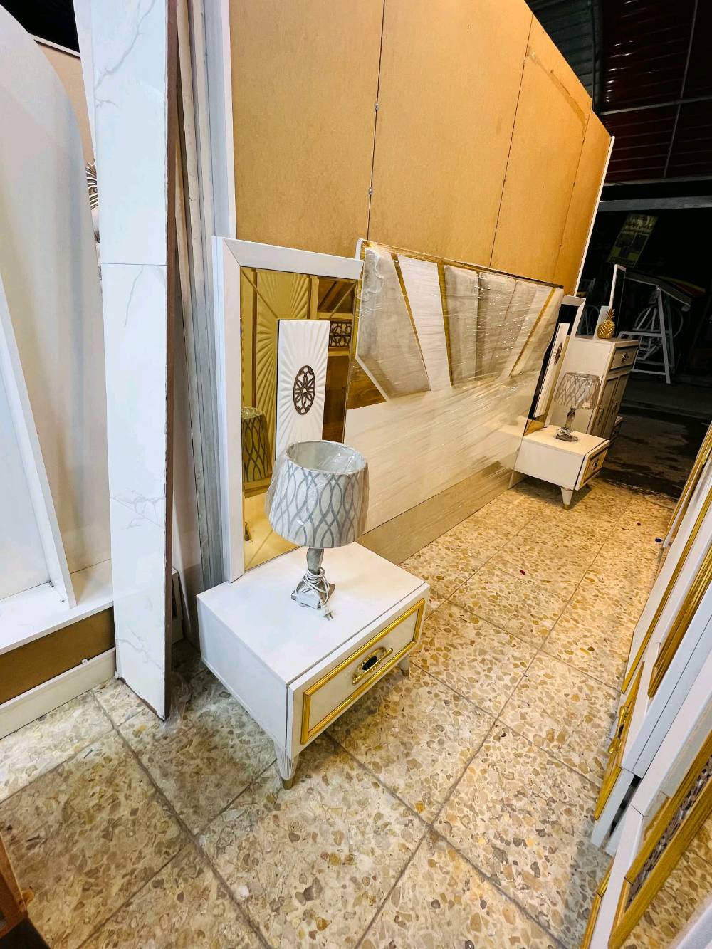 غرفة نوم أنيقة ومتميزة بلون أبيض ذهبي تضيف لمسة من الفخامة على أي منزل. تتضمن خزانة ملابس واسعة مع مرايا عاكسة وتصميمات زخرفية مميزة. مثالية لاستكمال ديكور غرفة نومك بجمال ورونق مثاليين.

المجموعة تتضمن:
- خزانة ملابس كبيرة
- تسريحة مع مرآة
- كومود مع درجين

هذه الغرفة مصنوعة من مواد عالية الجودة لضمان المتانة والاستخدام طويل الأمد.