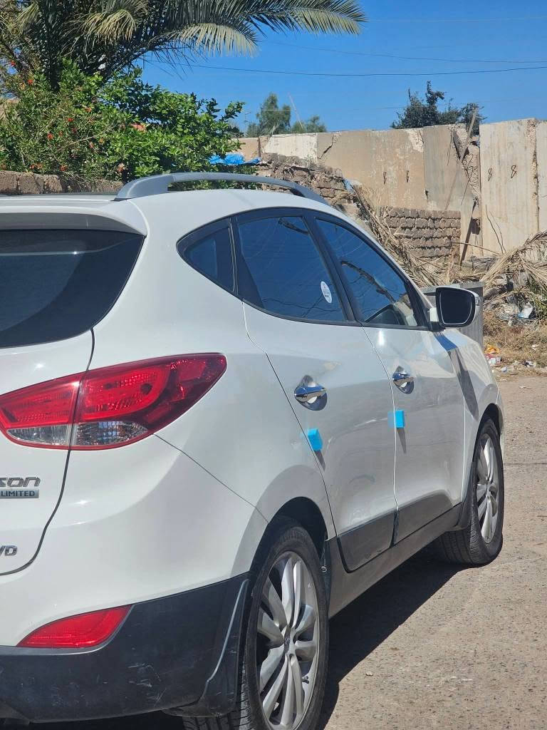 سلام عليكم 
توكسان موديل ٢٠١٠ 
خليجي فول مواصفات
واحد على واحد
تايرات جدد
صدر جديد
تبريد ثلج
كهربائيات كلها شرط
كير محرك شرط
بأسمي تحويل ثاني يوم 
ضرر سياره تبديل (الباب الخلف السائق مطابق للون بلادي)
سعرها 125$ 
*********** تكريت, صلاح الدين
