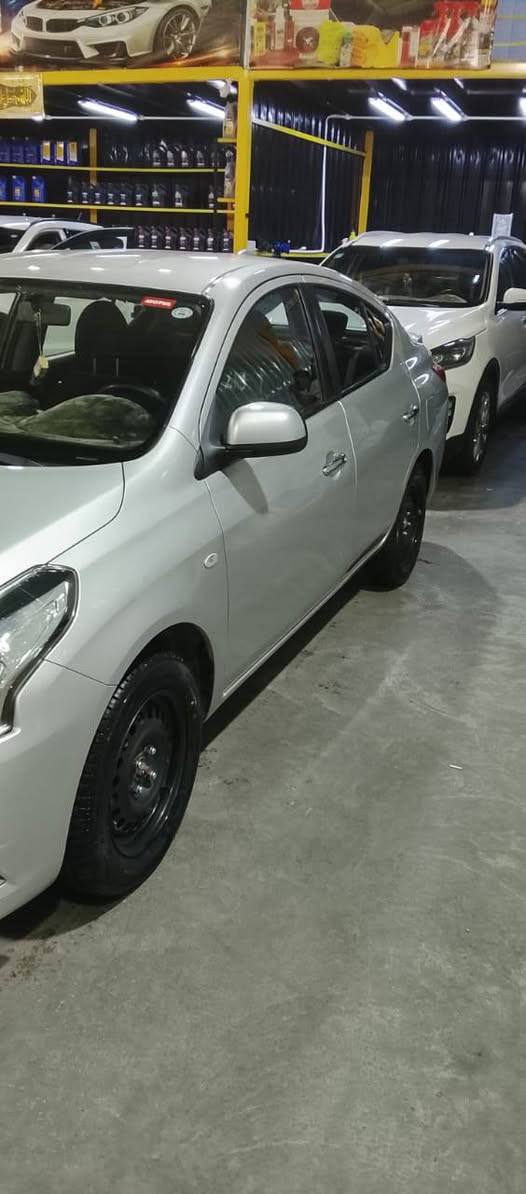 السلام عليكم 
نيسان صني 2024 
مرقمة اربيل اول وكاله باسمي 

المواصفات: فل 1️⃣/1️⃣

محرك 1500 CC اقتصادي

كير أوتوماتيك 6 سرعات

2 نوافذ كهربائية شاشة كبيره اصليه  كاميرا خلفية

تحكم ستيرن داخلية لون اسود

سبايدر خلفي 

واجهة النيكل الجديدة مع الشعار الجديد Nissan 

بروجكترات أمامي

📍 العنوان: نجف 

للاتصال *********** 
 واتساب ***********
