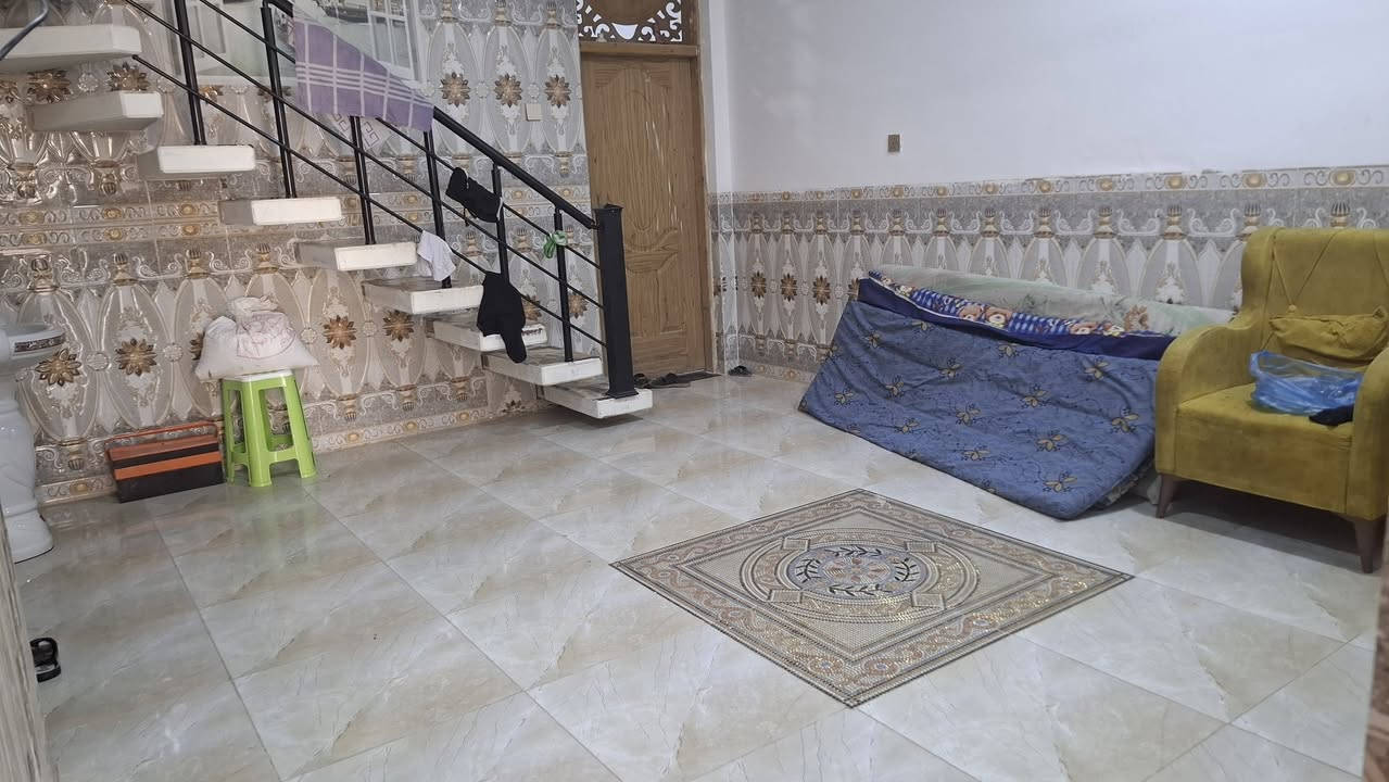 البيع مستعجل والسعر مناسب
دار للبيع طابقين (120م) 

طابو زراعي سند 25 لاتوجد حصه للماليه يعني طابو صرف زراعي  المكاتبه مع صاحب الارض 

يحتوي على 👇🏻 

2 غرف نوم - صاله - كلدور - مطبخ -

مجمع صحيات عدد 2 - مناور - كراج 

الموقع 📍 اكرر مستعجل البيع والسعر مناسب

نادر الاولى - شارع الامام الحسن   - قريب الزيتون 

علمآ مكلف بالنشر ارقام صاحب الدار

***********

***********
