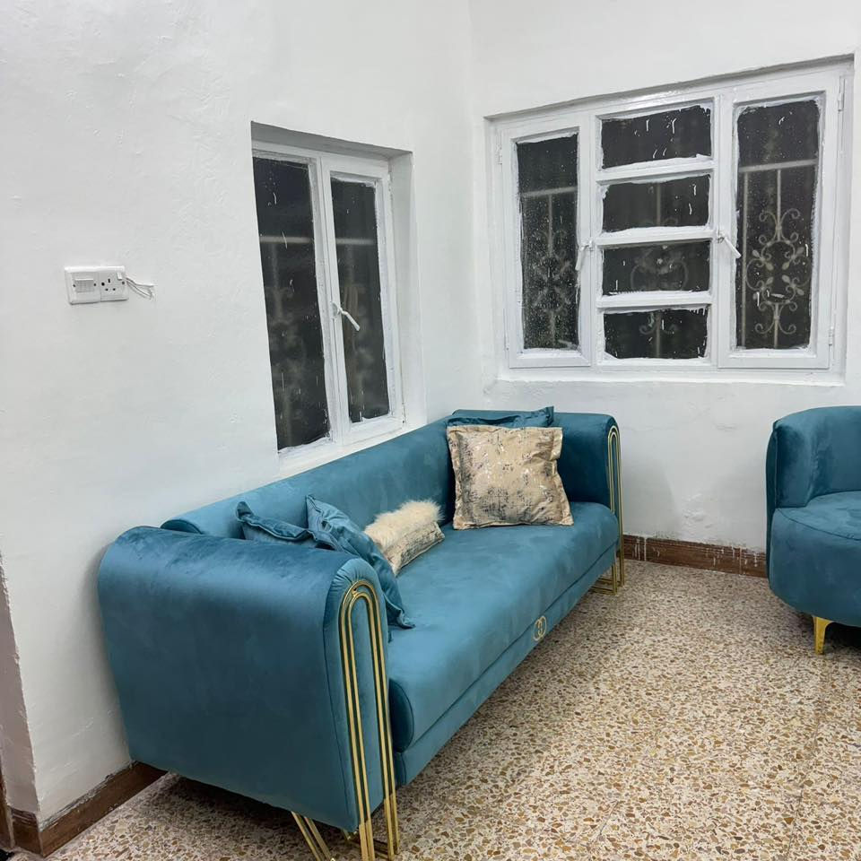 تخم قنفات ثلاجة ارتفاعها مترين
طباخ وغرفة نوم مع اسرة ام نفر عدد ٢ 
للبيع كلهن شلع 
مكان بغداد الكاظمية 
***********
