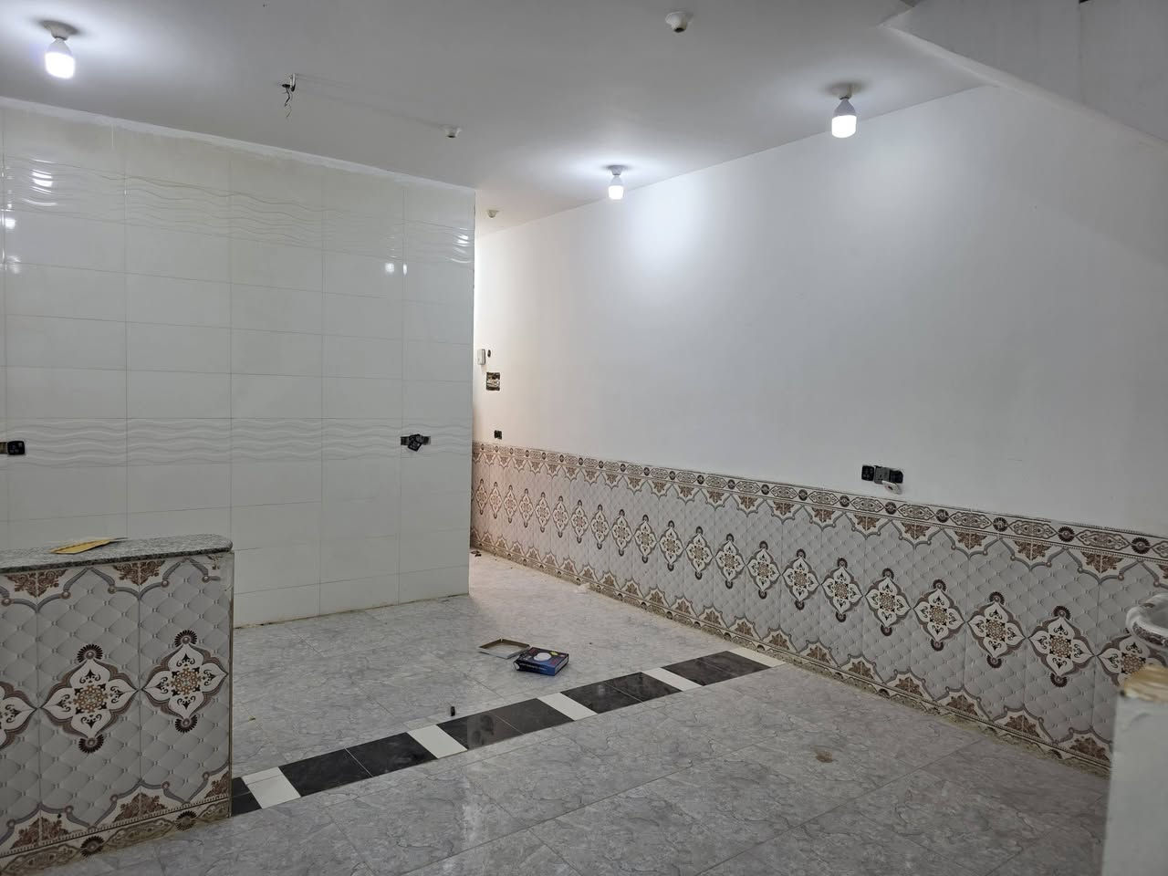 بيت للبيع المساحة ١٠٠م طابو زراعي سند ٢٥ مرقم من البلدية كوت حي الحكيم شارع افران الهادي قرب الكورنيش التفاصيل البناء طابوق يحتوي على صالة ومطبخ واستقبال وصحيات داخلية وخارجية السعر ٣٨ وقابل للتفاوض للاستفسار مراجعة دلالية احمد السعيدي قرب حسينية بيت خليفه للاتصال *********** أو ***********
