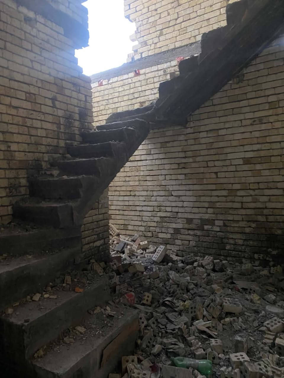 🔥 فرصة ذهبية للسكن والاستثمار بالعدوانية 🔥
🏡 إذا تدور على بيت مرتب بسعر معقول وموقع ممتاز، هذا العرض يستحق المشاهدة!
📍 الموقع: العدوانية – قريب جداً من قاعة الحاج كامل 🛣️ شارع عريض عرض 8 متر 🏗️ هيكل طابقين شغل طابوك مرتب ونظيف 📐 الواجهة: 5 متر
✨ التقسيم الداخلي: 🛏️ غرفتين 🛋️ استقبال أنيق 🚪 صالة مريحة 🍽️ مطبخ 🚿 2 حمام
💰 السعر: 65 مليون فقط 🤝 السعر قابل للتفاوض للجادين 💸 ويرهم تقسيط حسب الاتفاق
✅ موقع هادئ ومخدوم ✅ مناسب للسكن أو الاستثمار ✅ فرصة نادرة بهالسعر
📞 للاستفسار والمعاينة: 📱 ***********
#عقارات_أبو_الحسن #العدوانية #بيت_للبيع #عقارات_بغداد #فرص_عقارية
