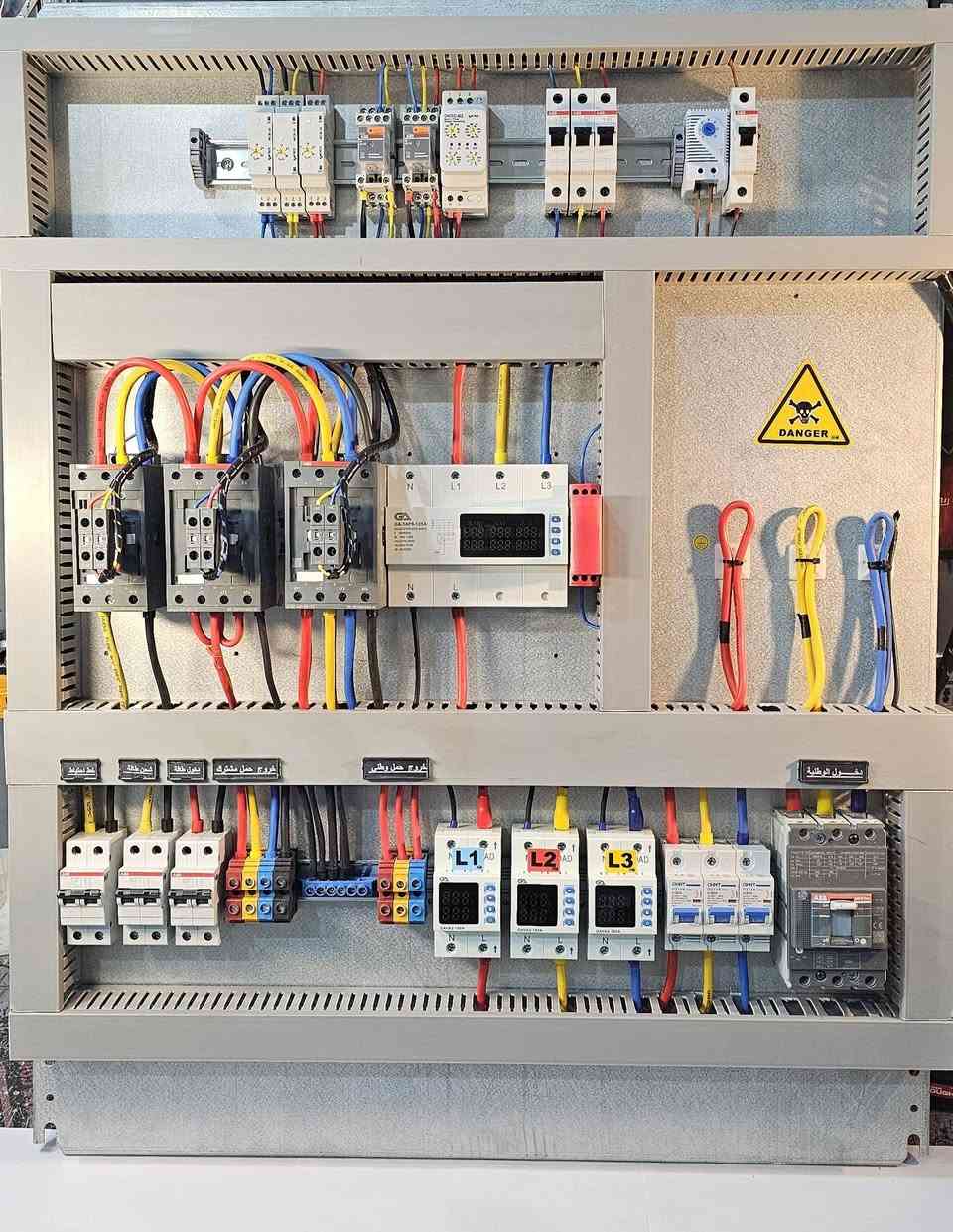 الحمد لله دائماً وابداً ... 
البديل الناجح للملتي ميتر ان شاء الله من عدة نواعي : 
السعر ... اقل تكلفة من الملتي .. 
الصيانة ..  سهولة الصيانة ووممكن استبداله بسهولة .. 
ميزة الحماية ... يمتاز بحماية الفيزات من الارتفاع والانخفاض بالاضافة الى عرض التيارات والفولتيات .. 

لوحة ATS ثلاث مراحل ( وطني.. طاقة حمل ثقيل.. خط احتياط) ... 

للتفاصيل اكثر مشاهدة الفيديو السابق ..  
***********
القدرة للسيطرة الكهربائية
