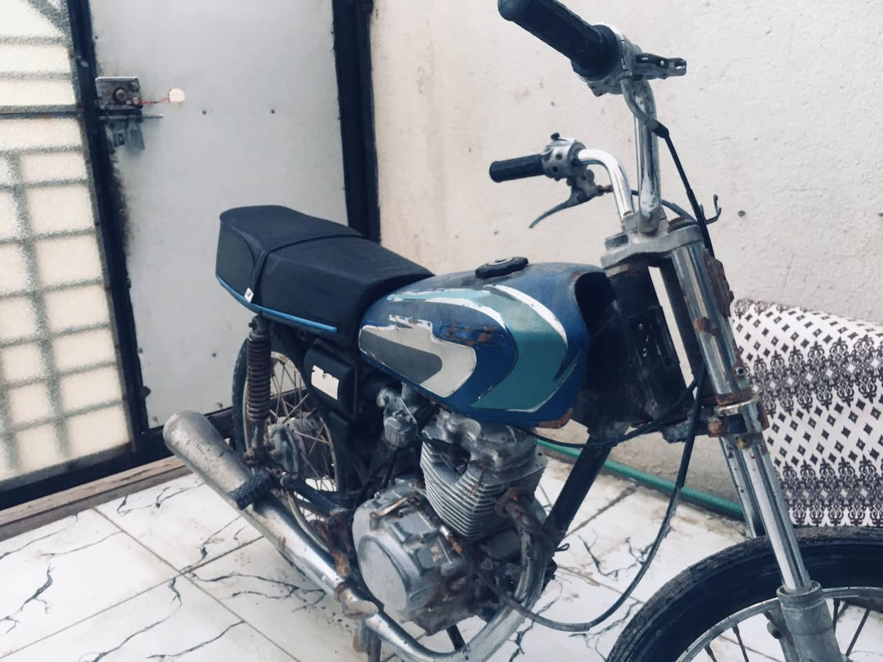 السلام عليكم.
- دراجة ايراني للبيع ادوات ادوات،. الدراجة بيها كم 

- ملاحضة. ( زنجيل راخي - دواسة النمر راخية - برغي من براغي الكابريتة مقطوع ) فقط.  

- الدراجة شغالة وتمشي كلشي ما بيها.

- رايدها ب( 200 ). وبيها مجال قليل للشراي

- مكاني الجزيرة / شط العرب / *********** / للتواصل
