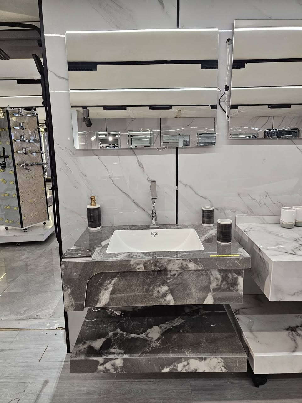 على بركه الله وصول مغاسل بورسلين صيني ثقيل جدا
قياس60و80 

مجمع نور الثقلين لبيع المواد الإنشائية جمله ومفرد  بادارة الحاج  هاشم القريشي 
***********
*********** مؤمل
 الفرع الرئيسي طريق كوت  بغداد قرب سيطره بغداد
 الفرع الثاني  ساحه العامل قرب مصرف قرطبه
