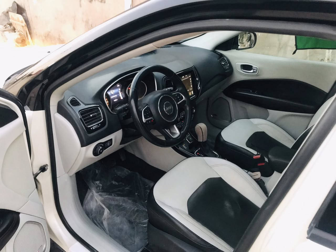 السلام عليكم
من رخصة الادمن 
جيب كومباس 
ليمتد 
موديل 2018 
ابيض صدفي 
تنتة وبانوراما 
شاشة جبيرة 
ابل كار بلاي
اندرويد اوتو 
رقمها بصرة 
سنوية نافذ 28 
رادار امامي 
حساسات خلفية 
تخم تاير 
حدادية زيرو 
كير مكينة خير من الله 
تدفئة كشنات وتبريد 
ستيرن تدفئة
كامرة خلفية 
كير 9 نمر
داخل جلد 
سيارة خير من الله 
ومامتعوبة ماشية 
111975ميل 
يعني 180 الف كيلو 
السيارة تقرير غرق تعمل وتسير 
السعر 145 
مكاني البصرة الزبير الشعيبة 
واتساب ***********
اتصال ***********
