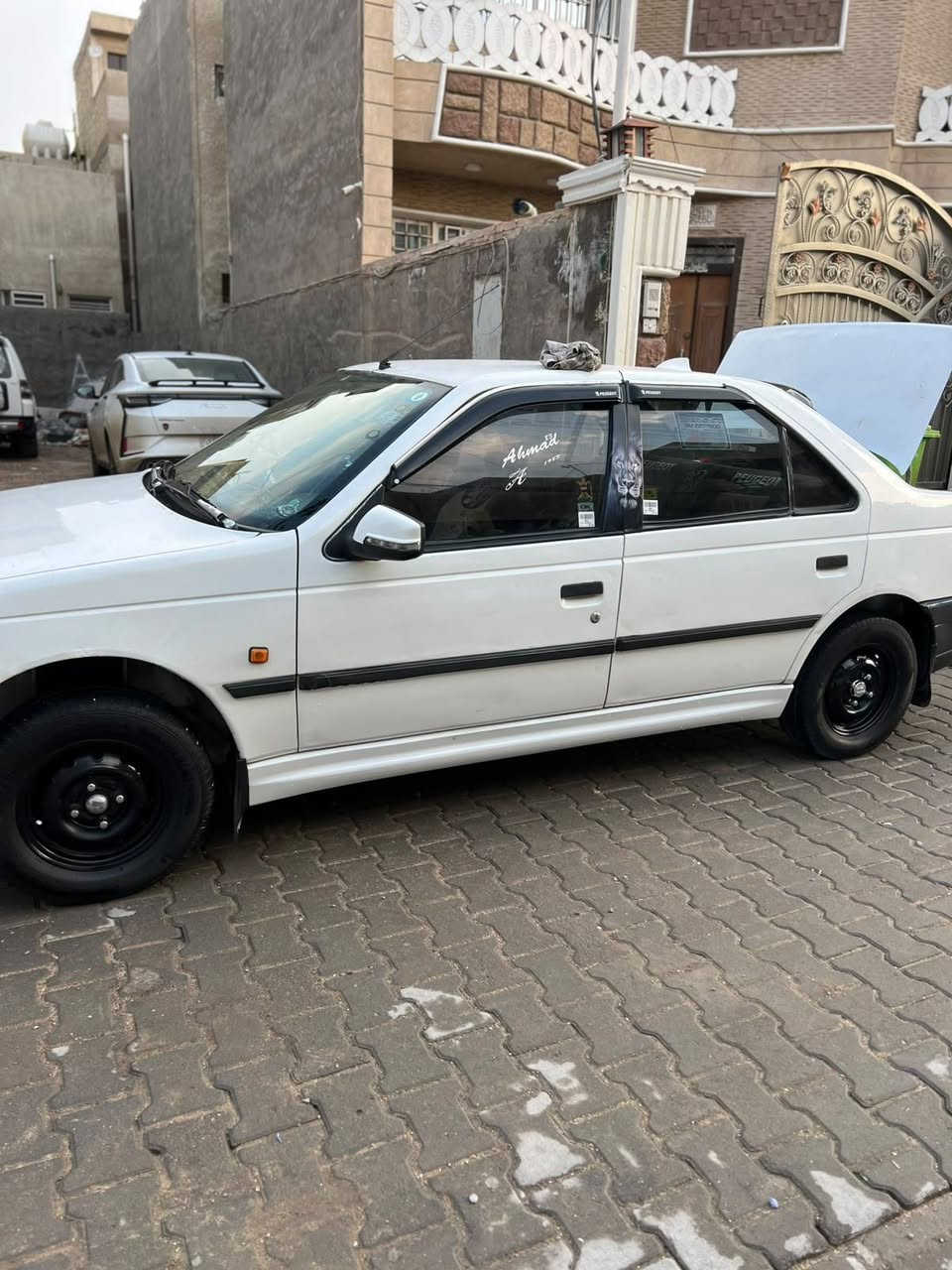 السلام عليكم للبيع فقط بيجو روى موديل ٢٠٠٩ رقم بغداد إنكليزي الجديد سنويه لحد ٢٠٣١ بيها جاملغ أمامي عكس السايق تبديل بدون ضربه والقديم موجود تايرات نظيفه وصدر نظيف السياره حلوه نصبتها وجاهزه المكان بغداد الشالجيه قرب الكاظمية السعر ٣٤ وبيها مجال بسيط حك الجيه رقم التليفون *********** هذا رقم صاحب السياره اني مكلف بالنشر
