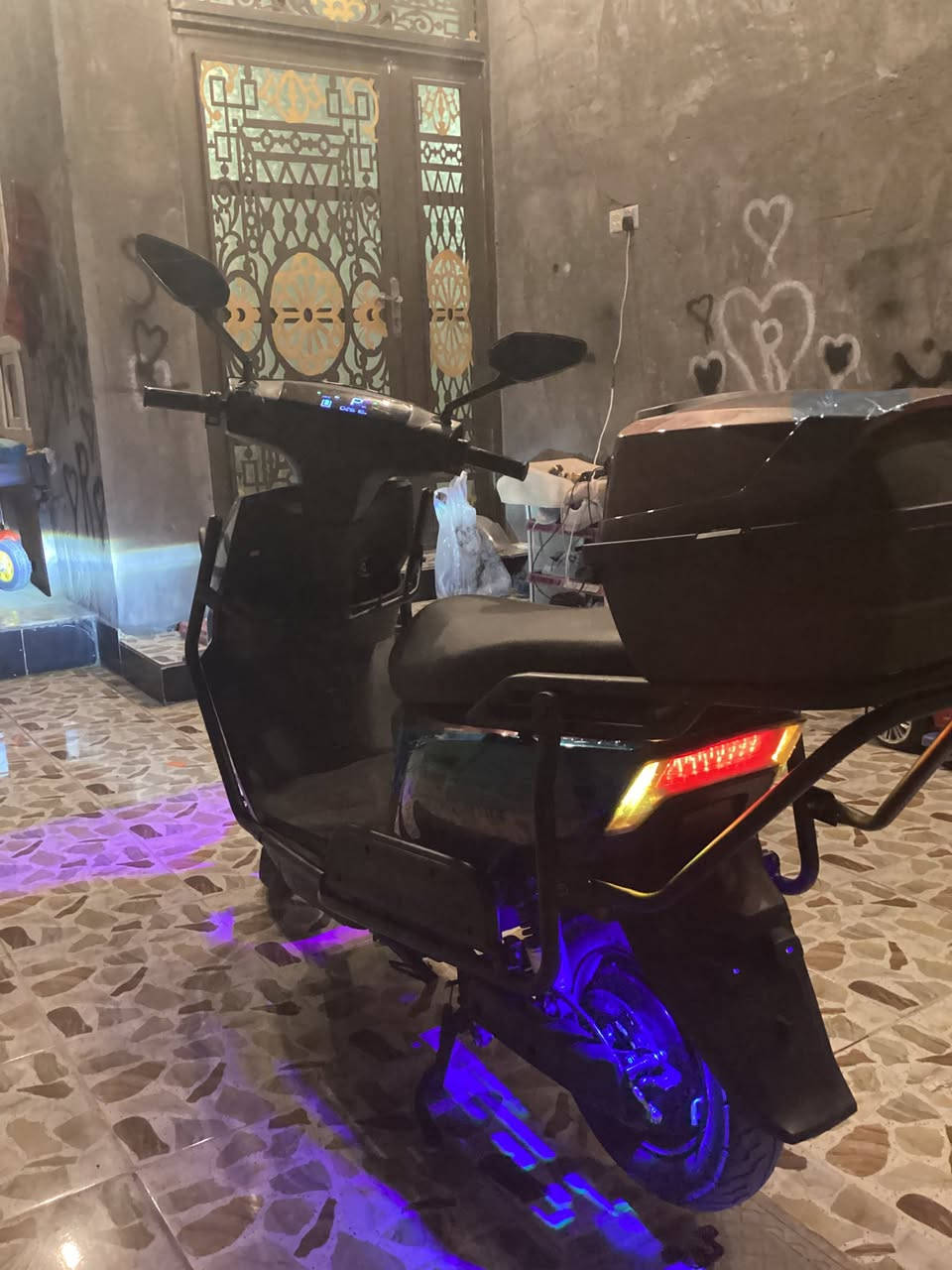 سلام عليكم ماطور شحن للبيع نوع شبح من شركة ((KOREA-MR)) موديل ((2025)) بعدة جديد مستعمل شي قليل جدا  لون مميز جدا الماطور كامل مكمل شغل وطلع بطاريات 🔋 كلهن شرط الفحص كلهن على الفحص الماطور شخط مآبي كهربائيات كلها شغالة هورن نشرات مرايات دبل اشاير إشارة يمنة يسرة لايت زنون عالي ناصي بلوتوث بي نظام البك R يعني يرجع ليورة بي نظام الP للحماية جنطة جبيرة مع جنطة إضافية 6 بطاريات 🔋 على الفحص وين مايعجبك لدات ويا خوذة ⛑️ الماطور كامل من كلشي شغل واطلع السعر 600 وبي مجال للطيبين وللشراي المكان الأنبار الرمادي / الرقم *********** تحياتي للجميع
