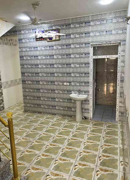 مشتمل. 100 متر. طابو زراعي قرار 25 الكوت الجديده. نزله بيت حايف. يبعد عن. الصب. تقريبآ 15 متر. وقريب ع شارع بغداد. يتكون من ستقبال. وهول ومطبخ. وغرفه. وحمام.  طابق الثاني. غرفه وهول. وحمام. وسطحين شتايكر. وبيتونه. بناء جديد. ***********
