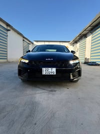 Kia.   K5 موديل 2025 ماشيه10000 mi اللون اسود مواصفات شاشه  كامره لايت...