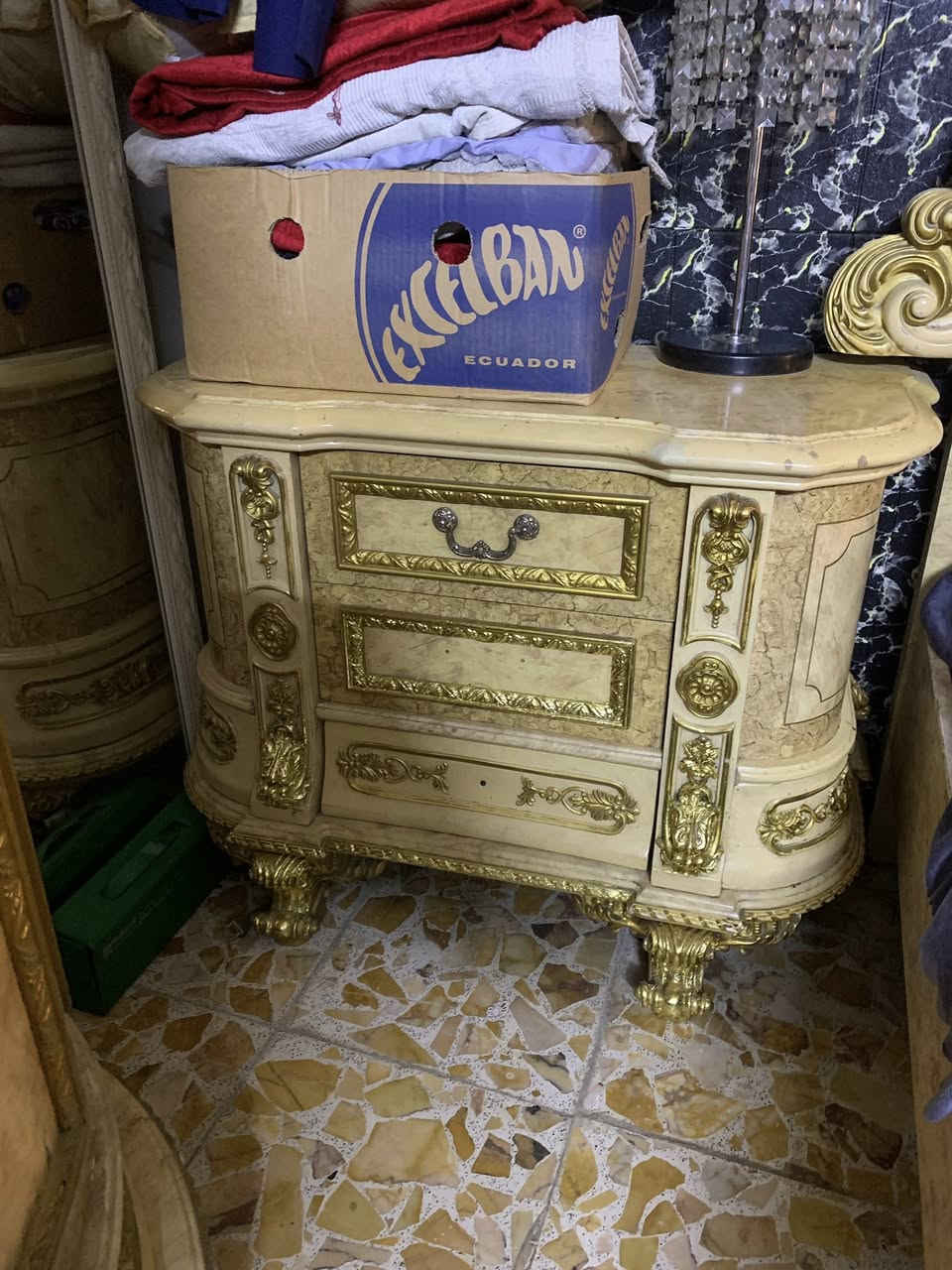 غرفه ملكيه ضخمه مديل مصري السعر ٨٠٠ مكاني بغداد الدوره *********** الشراي يراسلني وات ساب عهاذه الرقم
