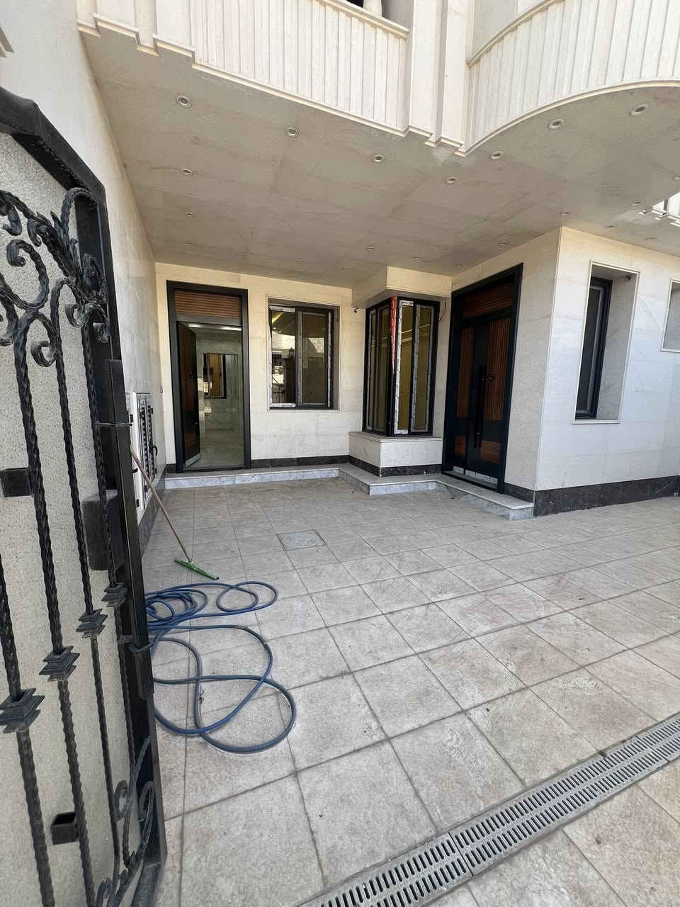 بسم الله الرحمن الرحيم

مكتب مهند الغريري للوساطه العقاريه 

للبيع بغداد السيديه مربع الضباط دار ١٩٦ متر واقع 

حال ٢٠٠ سند مستقل العقار

واجهيه ٧:٩٠ نزال ٢٥ 

شارع ٢٠ متر رصيف ٧ متر 

بيت فول درجه اولى بناء زيرو ٢٠٢٥ 

يحتوي ٥ غرف نوم وخدمات صحيه ٥ 

صاله مطبخ هول داخلي

 

واجهيه مرمر ارضيات مرمر بيبان قاصه 

شغل درجه اولى 

سند مستقل الدار 🏠 يقع على شارع الكويتي

السعر المطلوب مليار و٢٥٠ مليون دينار عراقي 

لمعرفه تفاصيل اخره على عقار او معاينه 

زياره المكتب السيديه شارع العلوه مقابيل مدرسه 

حلم الغد الاهليه وقرب مطعم سماش

***********
