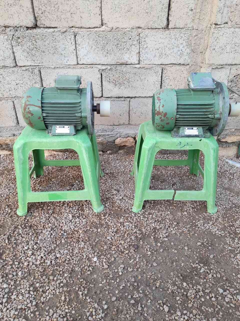 للبيع ماطور كهربائي  ألماني أصلي (Theo Halter) – قوة وعزم للأعمال الشاقة 🇩🇪�عدد ٢
​الوصف:
لعشاق المتانة والجودة الألمانية القديمة، متوفر محرك كهربائي (Induction Motor) من شركة Theo Halter GmbH المعروفة عالمياً بكفاءة صناعتها في مدينة هوكنهايم - ألمانيا. المحرك بحالة ممتازة وجاهز للعمل.
​المواصفات الفنية:
✅ المنشأ: ألماني أصلي (Made in Germany) 🇩🇪.
✅ القدرة: 2.2 كيلو واط (ما يعادل 3 حصان تقريباً).
✅ السرعة: 1410 دورة في الدقيقة (عزم قوي جداً).
✅ نظام التشغيل: 3 فاز (Three Phase) – يعمل بجهد 220/380 فولت.
✅ التردد: 50 هرتز (متوافق تماماً مع كهرباء العراق).
✅ درجة الحماية: IP 54 (مقاوم للظروف البيئية الصعبة والغبار).
✅ الهيكل: مصمم للتبريد السريع والعمل المتواصل لساعات طويلة.
​الاستخدامات المقترحة:
مثالي لتشغيل (كمبريسرات الهواء الكبيرة، مناشير الخشب، ماكنات الخراطة "التورنة"، خلاطات السمنت، أو مضخات المياه الكبيرة).
​
​النحاس الألماني الأصلي يتميز بتحمله للحرارة أكثر من المحركات الجديدة.
​عمر افتراضي طويل جداً مقارنة بالمحركات الصينية المتوفرة حالياً.
​صوت هادئ واستقرار عالي أثناء الدوران.
العنوان الرمادي الخالدية رقم الهاتف ***********
