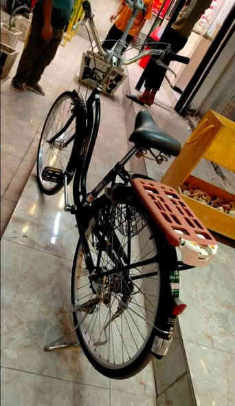 سلام عليكم بايسكل بناتي باله بطه حجم 26 سوبر M لون اسود موديل 2018 بايسكل جديد بمعنه الكلمه كير وحساس 6 نمر كله ختم واحد سعر مطلوب 150 وبيه مجال عنوان بغداد رقم تواصل *********** ❤️🤍
