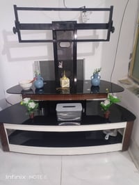 ميز تلفزيون • نظيف