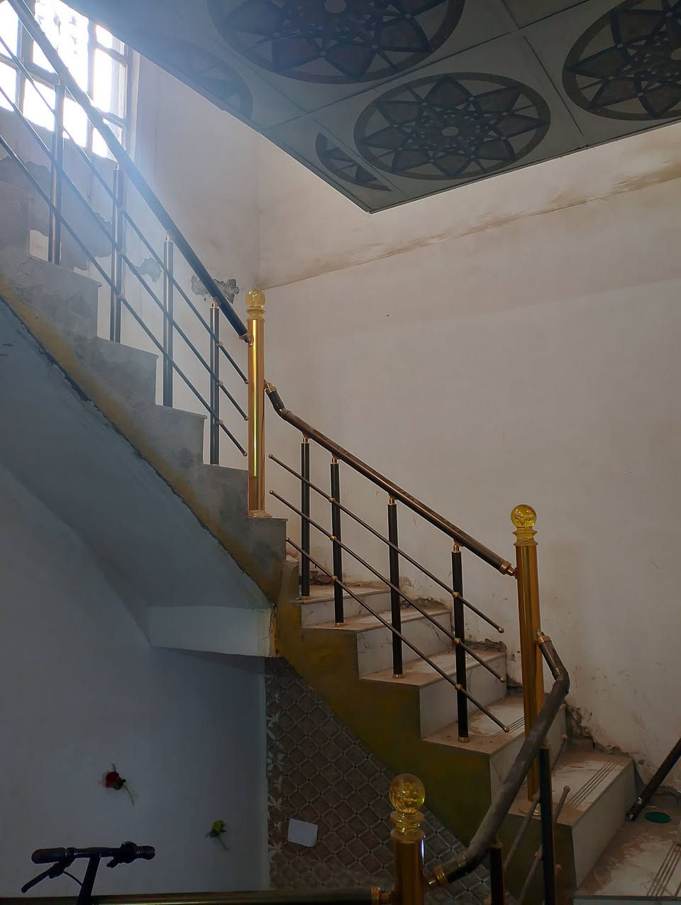 بيت للبيع بالقدس شارع قدس انصار 125 متر طابقين كونكريت صب الارضي غرفه وصاله ومطبخ واستقبال والثاني غرفتين وصاله وصحيات الاتصال ***********
