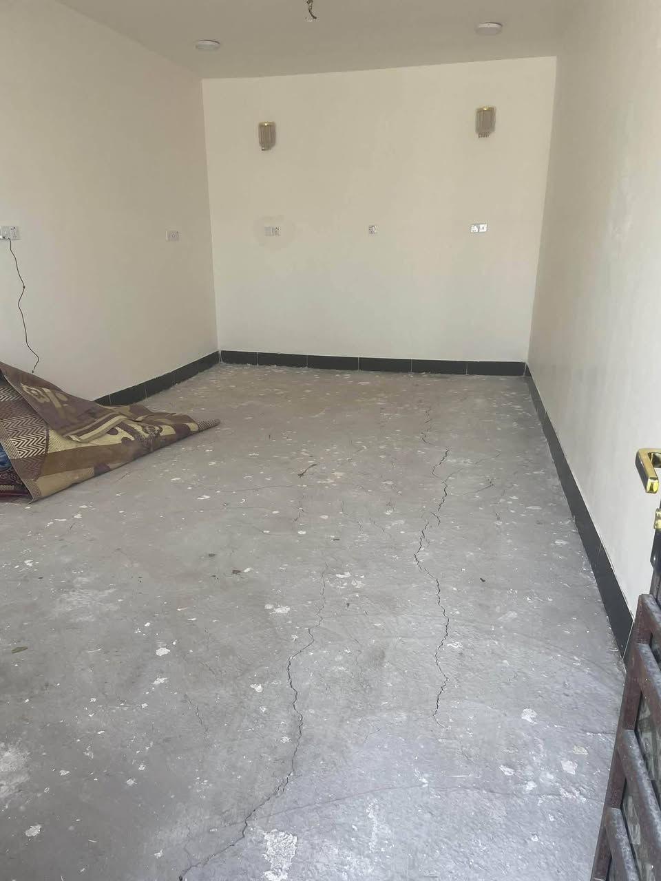 سلام عليكم اخوان بيت للبيع زراعي مساحته 350 يتكون من 2غرف وصاله وبراني ومطبخ حديقه البيت جاهز من اي شي بنا بلوك وطابوق موقع مرتب جداء جداء يبعد عن الطابو 8 امتار شارع بل باب خدمات متوفره
البيت مناسب سعره بيع مستعجل البيت في ناحيه نفر 
***********
