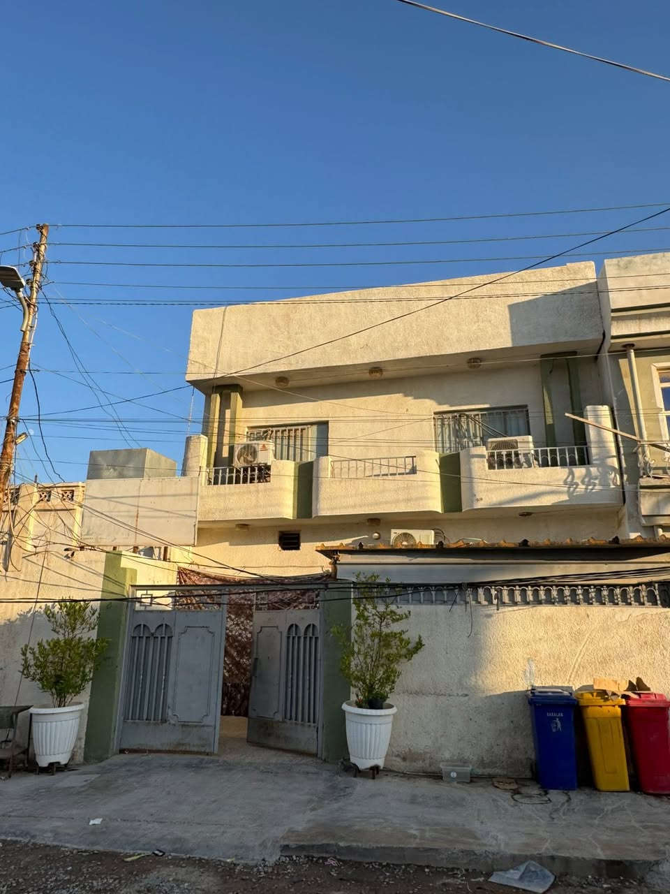 بيت للبيع حي القاطول مساحه  ٣٣٩ متر زنجيل عل شارعين ١٢ متر  طابقين ٤ غرف محدث عالي عن الشارع  موقعه قرب جامع البونيسان    السعر ١٦٠ وبي مجال للستفسار ***********
