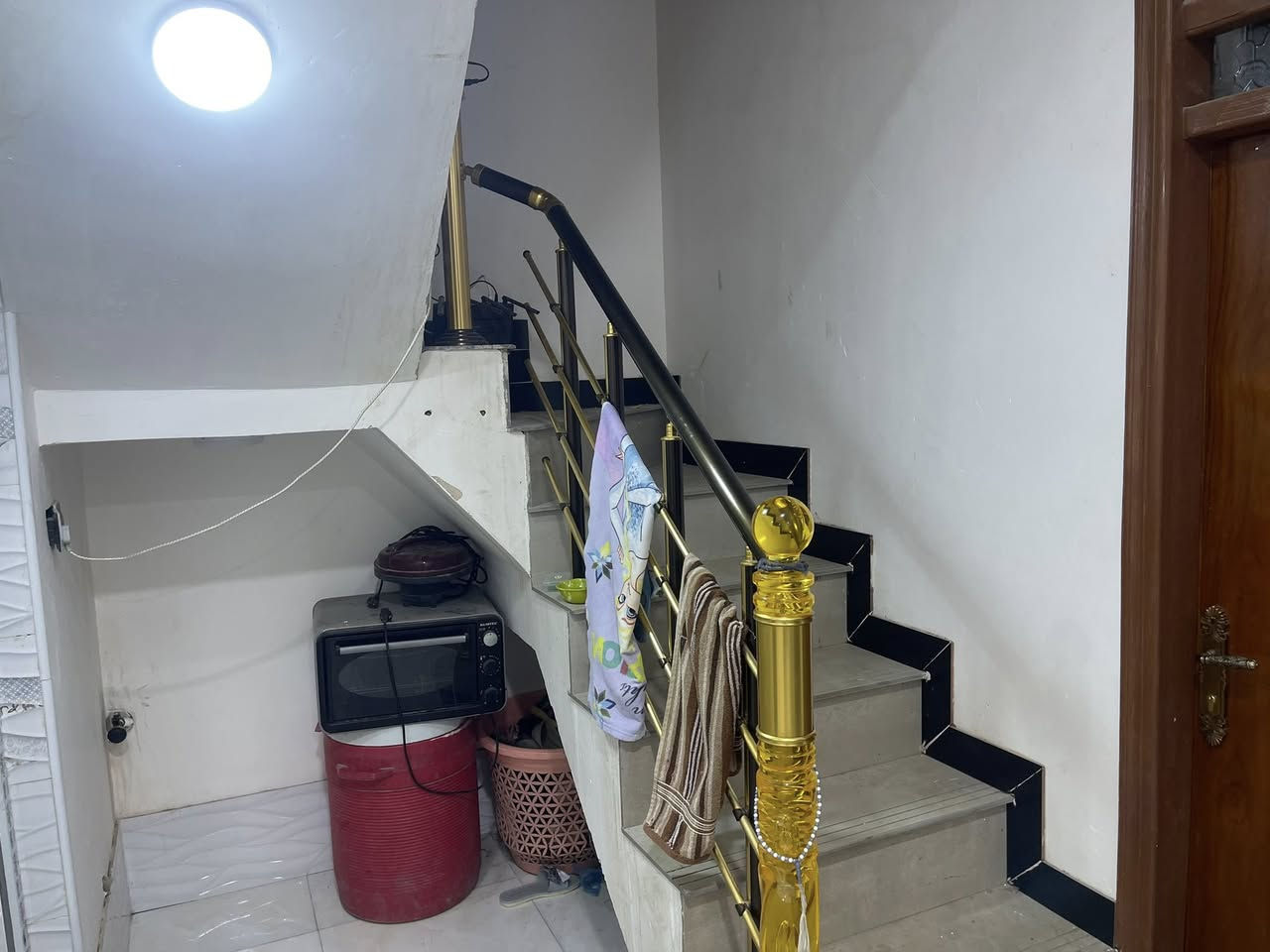 لبيع بيت زراعي

* الموقع: شارع المهندس
* المساحة: 150 م²
* بناء حديث
* يتكون من:
    * غرفتين
    * صالة استقبال
    * مطبخ
    * صحيات داخلية وخارجية
* الخدمات:
    * مجاري
    * ماء
    * كهرباء
* البناء من الطابوق والكونكريت

📞 للاستفسار والاتصال


**إذا كنت صاحب هذا الإعلان وتريد حذفه لأي سبب، رجاءا أرسل رسالة إلى الدعم الفني**