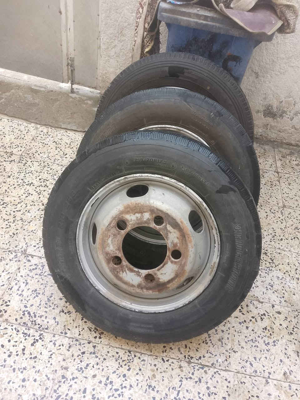 وياري للبيع 17 ونص
ثلاث تايرات وثلاثه ويانا 
مكان بغداد مدينه 
رقم التليفون***********
