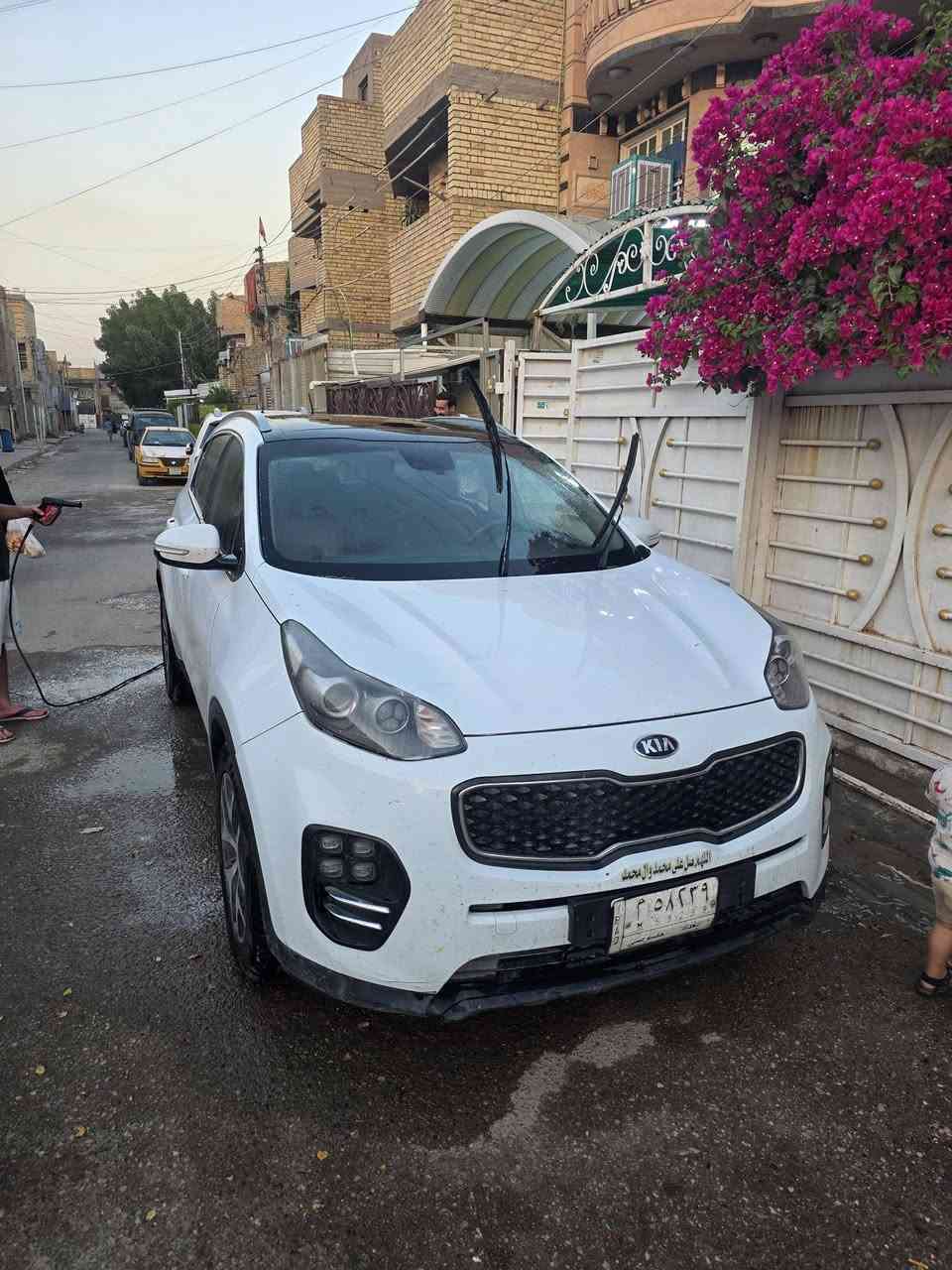 تحية طيبة .... اسعد الله اوقاتكم 
سبورتج 2017 الشكل الجديد ...مكفولة بس شغلات جدا بسيطة 
مكاني بغداد  السعر ١٥٢ وبيها مجال للطيبين 
*********** واتساب .... السيارة باسمي
