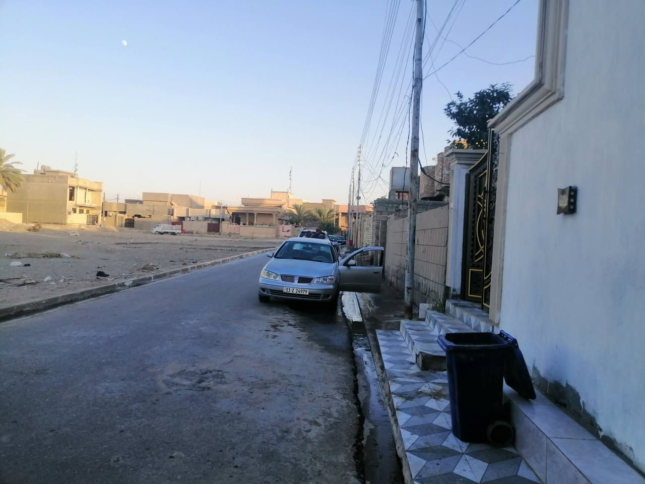 مشتمل للبيع في الفلوجه حي الشهداء المساحه ١٢٥ خلف أسواق الباشا بناء طابوق حديث فول على ساحه يحتوي على اربع غرف نوم مع صاله عدد 2 واستقبال ومطبخ و2 حمامات داخليه وخارجيه شارع 10 تبليط وجه ٦ و ربع و نزال ٢٠  السعر ١٣٥ مليون وبي مجال بسيط للاستفسار مراجعة مكتب القمه للعقار او الاتصال على الأرقام التاليه ***********
***********
