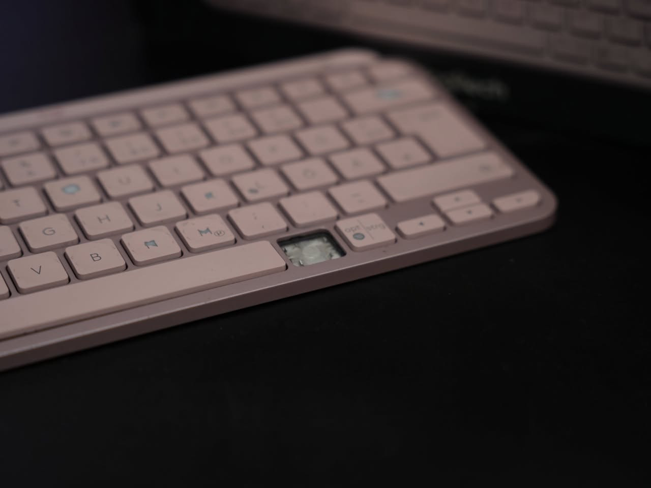 للبيع كيبورد Logitech MX Keys Mini الأصلي، الكيبورد الأفضل عالمياً للمبرمجين والمصممين والعمل المكتبي الاحترافي، وذلك بسبب تجربة الكتابة الفريدة والمريحة التي يقدمها.

الأداء التقني: الكيبورد يعمل بكفاءة 100% من الناحية التقنية، والبطارية في حالة ممتازة، وجميع الحساسات والإضاءة الخلفية تعمل بشكل طبيعي.

الملاحظة: الكيبورد ينقصه 3 أزرار بلاستيكية (كما هو ظاهر بالصور)، ولكن الأماكن تحتها تستجيب للضغط وتعمل بدون أي مشكلة تقنية.

فرصة: الكيبورد سعره الأصلي مرتفع، وهذه فرصة لمن يريد الحصول على جودة لوجيتك العالية بسعر مخفض جداً، أو لمن لديه كيبورد مماثل ويريد استخدام قطعه. كالار, السليمانية


**إذا كنت صاحب هذا الإعلان وتريد حذفه لأي سبب، رجاءا أرسل رسالة إلى الدعم الفني**