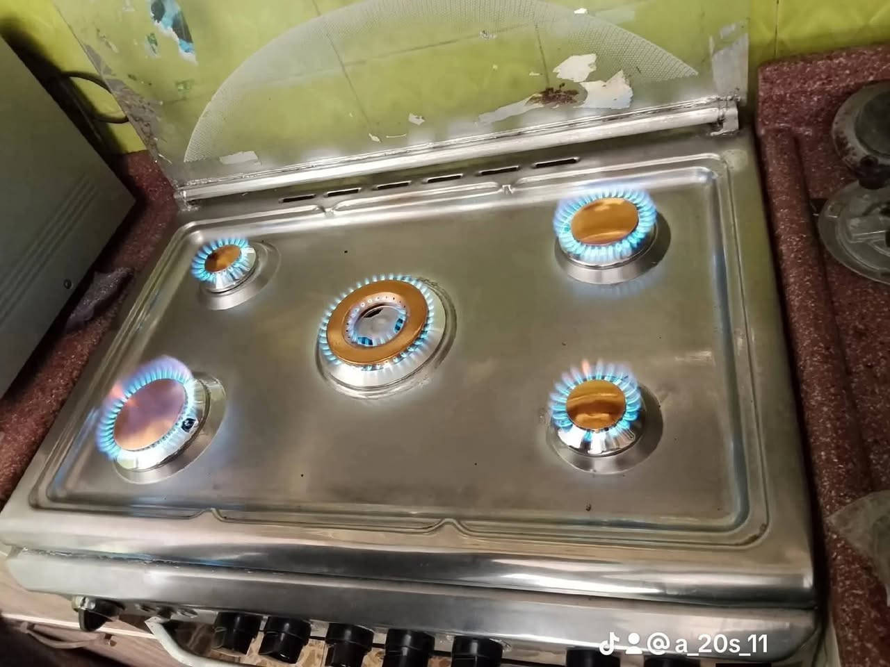 سلام عليكم ورشه الكريازي لتصليح انواع طباخات نود لكم راحة صيانه موقعيه اخي طباخك يصخم او ناره ضعيفه او مسويلكم ازعاج ريحه غاز نتصلو بينه نجيكم للبيت متوفرين 24 ساعه ***********📞
