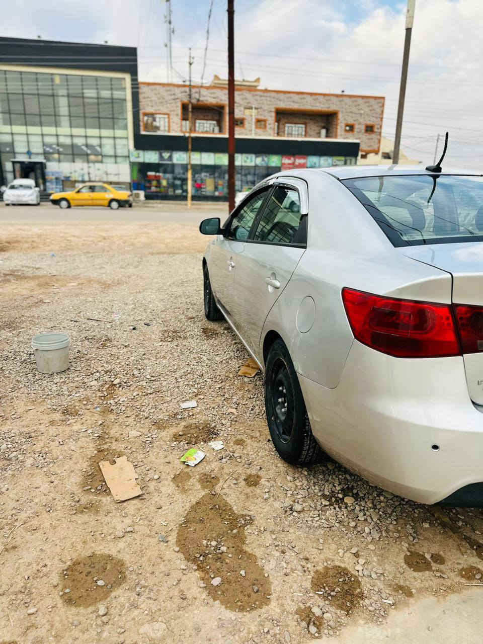 سلام عليكم سيارة فورتي موديل 2012 سيارة مرتبه مابيه نقص فقط التبريد واما الضرر فقط ثلاث قطع صبغ تحكم ستيرن كله شغال كهربائيات شغاله سياره كامله مابيه اي نقص تحويل ثاني يوم مصفره من الغرامات و للأستفسار على هذا الرقم *********** والسعر 97 وبيها مجال.
