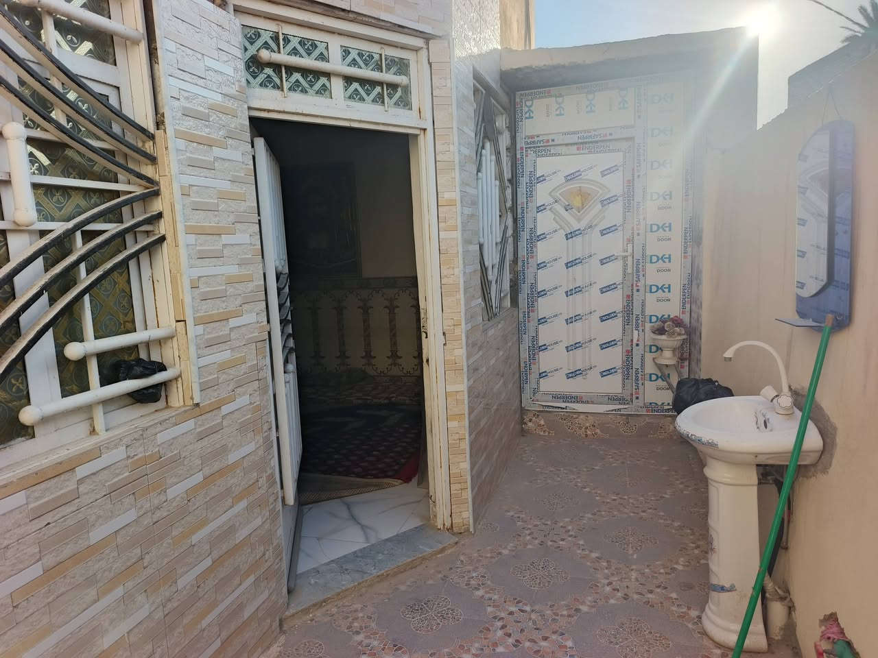 السلام عليكم بيت بالسعدي قريب على طريق ياحسين بيت وقطعه المساحة الكليه ٢٠٠ البيت ١٠٠متر  +قطعه هم ١٠٠ متر مسويه حديقه يحتوي على ستقبال ومطبخ وصاله وغرفه وحمام داخلي وصحيا خارجيه والطابق الثاني غرفه ماكمله عوزه بس سقف السعر 55 وبي مجال مبصيط  وطابو زراعي سند ٢٥ أي ستفسار الاتصال على الرقم ***********
