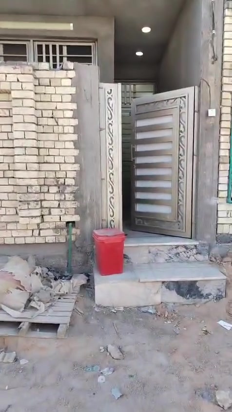 سلام عليكم عندي بيت ٧٥متر واجها ٥ ونزال ١٥ البيت بناء حديث مصار ٨اشهرمن كملته بناء درجه اولئ البيت رفت عالي عن الشارع ارتفاع ٣م ٤٠ سانتيم صافي ارضيه مرمر قطار سبلت للغرف والحولي كراج صغير تواليد خارجي غرفه استقبال ممر درج حولي منور غرفه نوم الطابق الثاني بيتونه كبيره وسطح عدد٢ مسسات ماء ومجاري المكان الشعله الغربي خلف بانزين خانه الجيازنه طابو سند ٢٥ السعر ٨٠ وبي  يوسف الطليباوي ***********
