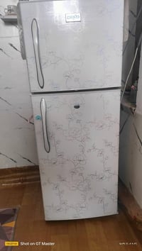 ثلاجة شغالة • نظيفة • حجم وسط