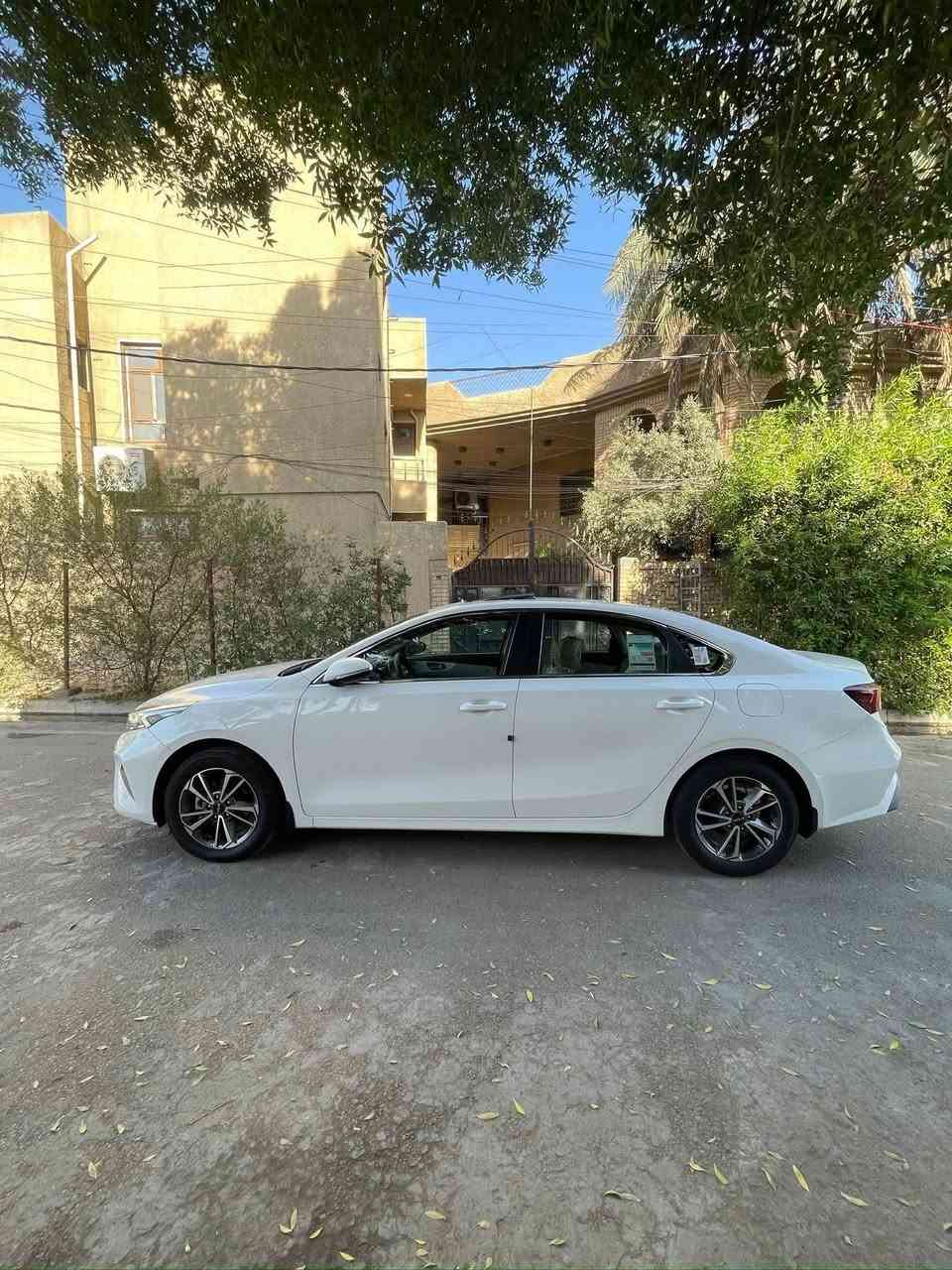 السلام عليكم ورحمة الله وبركاته 
كيا سيراتو 
موديل22 خليجي كفاله عامه 
فول مواصفات من عده البصمة رقم بغداد مشروع وطني مداور بأسمي هزه جديده 
مواصفات
فتحه سلايت روف
لد نهاري 
حساس خلفي
كشنات مخمل 
ويل كب كروم
تبريد قطعتين
دواخل لونين 
ماشيا 35  الف كيلو شرط بعدهي بحاله الزيرو 
تبريد قطعتين 
مكينا 1600
سيارة جديدة 

دوشمة ارضية سيارة كاملة مكاني الرميثه 
رقم التواصل 
 ***********
