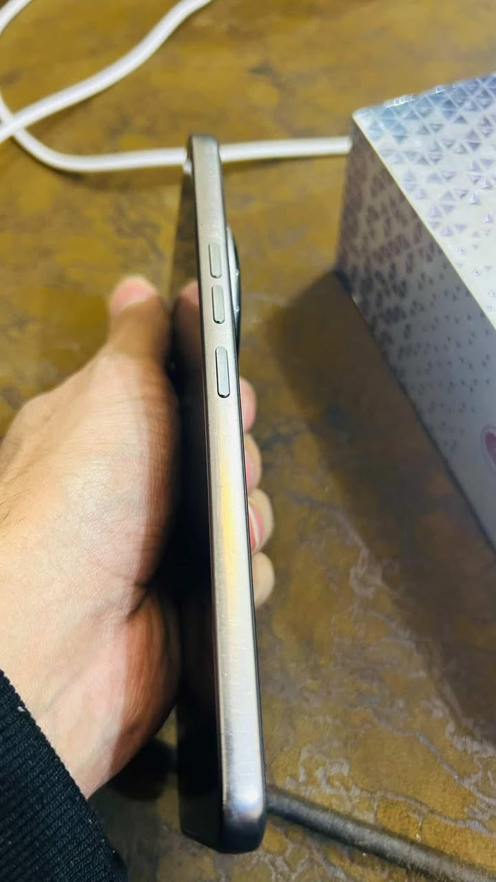 السلام عليكم
تكنو كامون 40 بريمَير 
ذاكرة 256
مستخدم نضيف عدا شخوط بسيطة جداً بالاطار  ، ملحقات كاملة كارتون + شاحن + كفر 
السعر 375 مجال بسيط
عنواني بغداد المدائن
 *********** رقمي اتصال او واتساب وحتى خاص موجود ❤.
