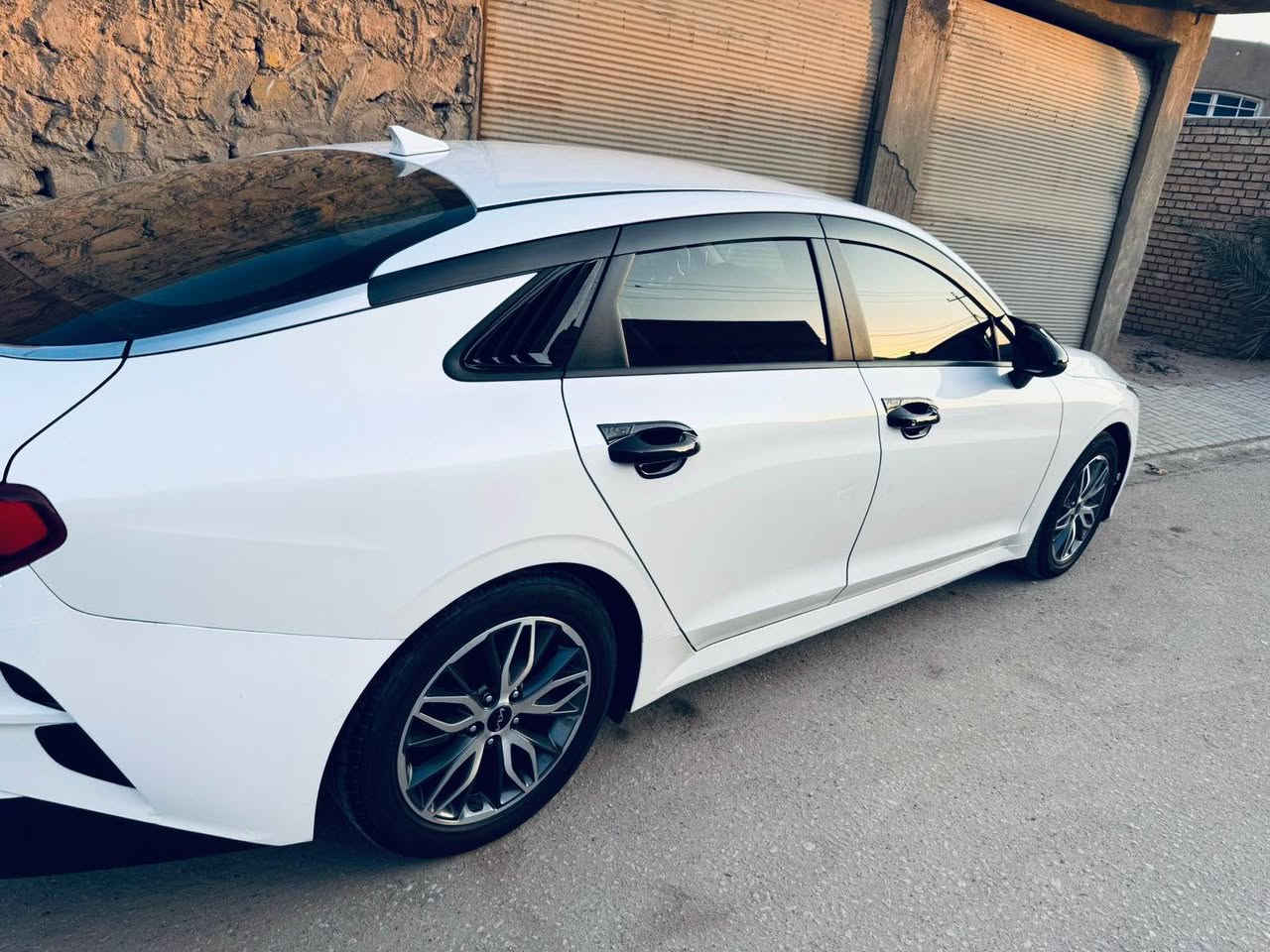 K5 
موديل ٢٢ 
ماشيه ٦٩ وارد كوري اصل بانزين
قطعه وحده كلير جاملغ امامي وبارد شبر بلجنطه
رادار كامره خلفي 
حساسات 
تدفئه كشنات استيرن 
جلد داخل اسود 
نضام قياده ذاتي 
تحديد مسار 
رقم بغداد بسمي حره
مكان السياره نجف
*********** لتفاصيل اكثر النجف, العراق
