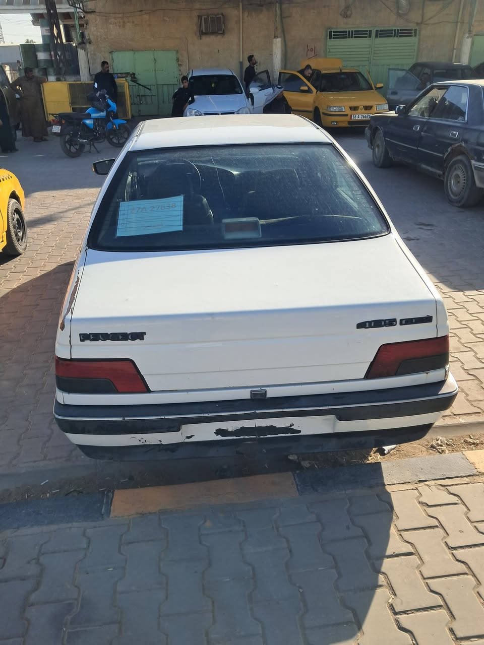 سلام عليكم بيجو ٤٠٥ موديل ١٠ كفاله من صبغ وتبديل بارد الي بلصوره ففط 
كير مكينه شرط جدد حداديه تخم تاير سنتر لوك تبريد ثلج سستم سماعات ملكه رقم دولي باقي عل استلام كهربايات من دعاميه للدعاميه 
تخم بلك ومجاول وبخاخات سياره نقصها بس سايق شرط مال جناي الف مذب منضومه تبريد جديده مكانها كوفها مشروع وطني مالكها يمي سعر ٣٣ وبيها مجال ***********
