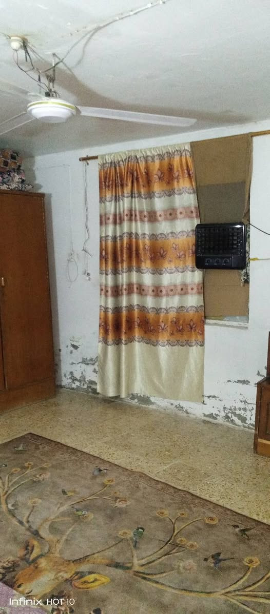 دار للبيع مساحه 245 مفصول مشتمل يحتوي ع استقبال وحوش وصحيات ومطبخ ميت متر وثاني 145
وثاني غرفتين  ناصيات وهول ومطبخ حمام داخلي وصحيات برا يعني يعتبر 245 مساحه كليه ع شارع مو فرعي حله طهمازية بفرع مخبز المصطفى شارع تبليط خمسميت مترا رقم الهاتف ***********

