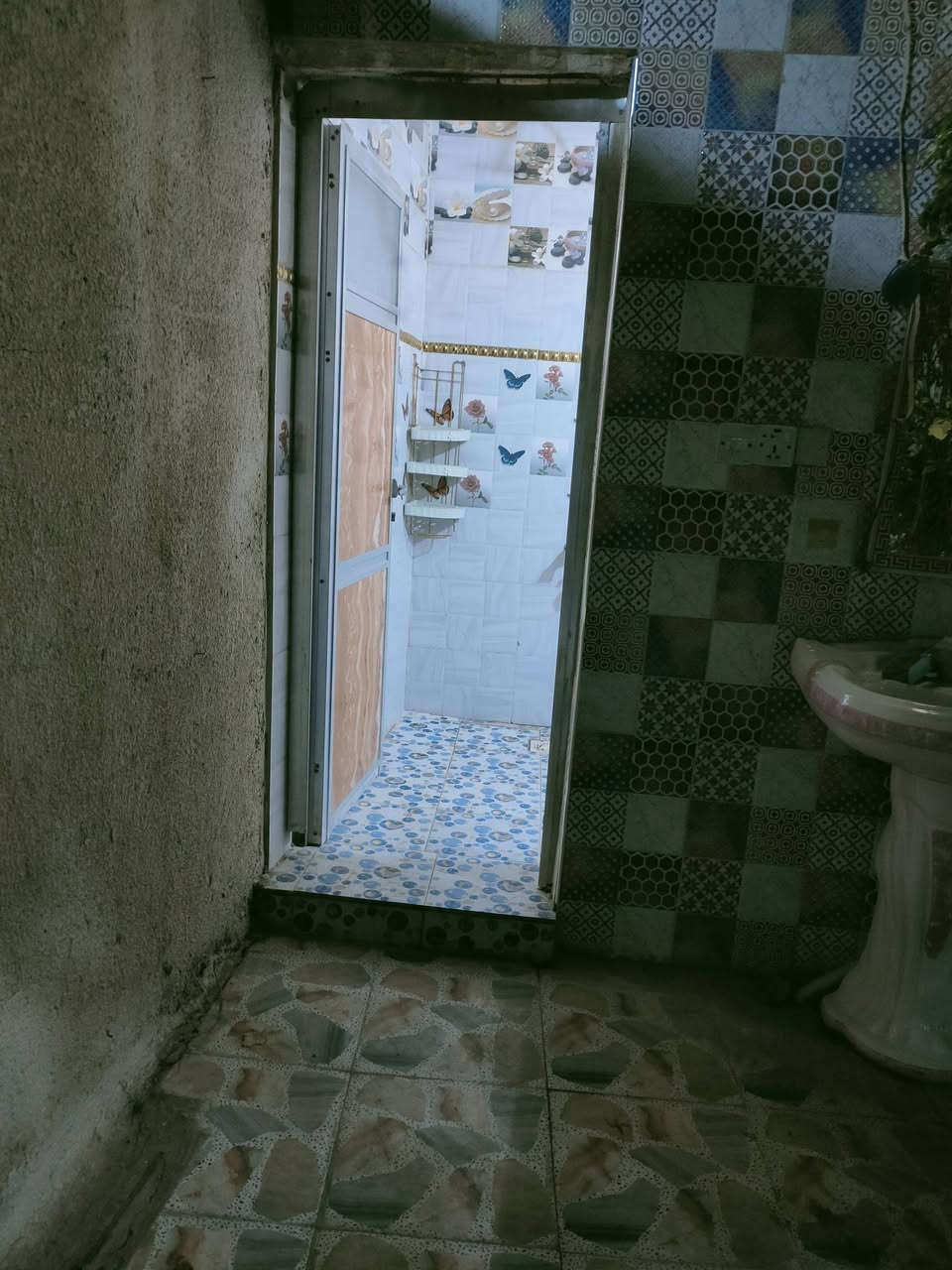 بيت للبيع مساحه 200 م الواجه 10 ونزال 20 طابق واحد يحتوي ن غرفتين وصاله وستقبال مطبخ حمام داخلي وخارجي وكراج سياره العنوان الصالحيه قرب مركز الشرطه السعر 220 لتواصل ***********
