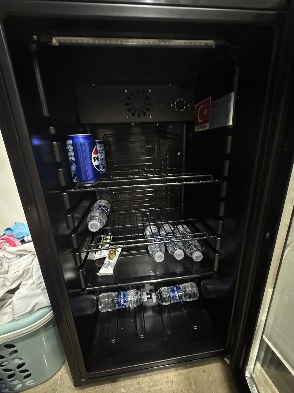 ثلاجة صغيرة عارضة للبيع جديدة و فول نظافةة
للإستفسار ***********
